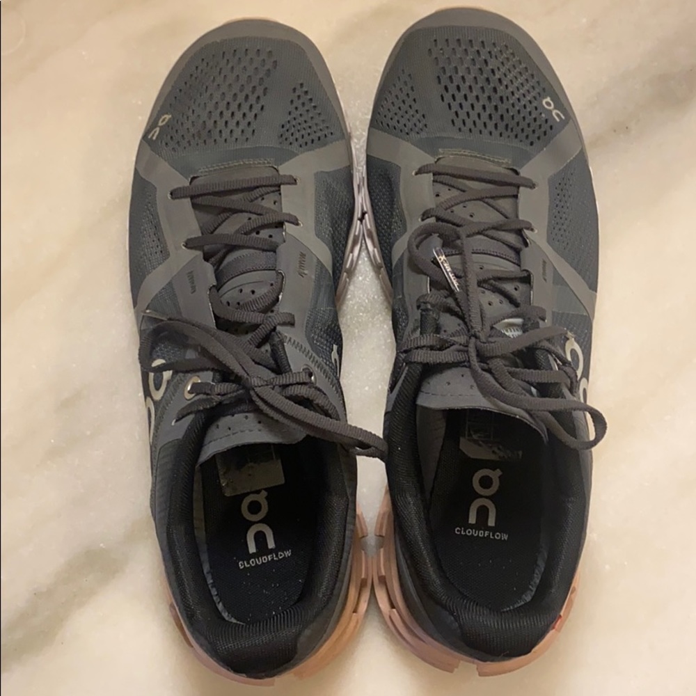 On Cloudflow women’s size 9
